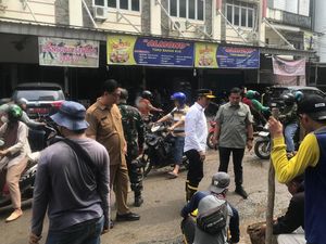 Pj Sekda Palembang Tinjau Perbaikan Jalan yang Viral karena Pria Berdasi