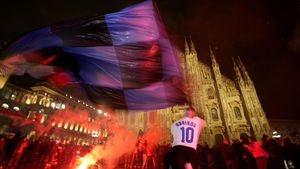 Ribuan Suporter Rayakan Inter Milan Juara di Alun-alun Milan