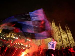 Ribuan Suporter Rayakan Inter Milan Juara di Alun-alun Milan