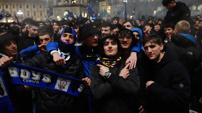 Ribuan Suporter Rayakan Inter Milan Juara di Alun-alun Milan Soccer Football - Serie A - AC Milan v Inter Milan - Milan, Italy - April 22, 2024 Inter Milan fans celebrate winning Serie A in Piazza Duomo REUTERS/Jennifer Lorenzini