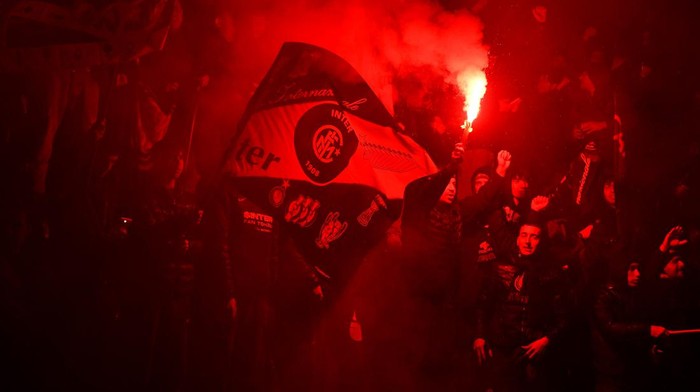Soccer Football - Serie A - AC Milan v Inter Milan - Milan, Italy - April 23, 2024 Inter Milan fans celebrate winning Serie A in Piazza Duomo REUTERS/Jennifer Lorenzini