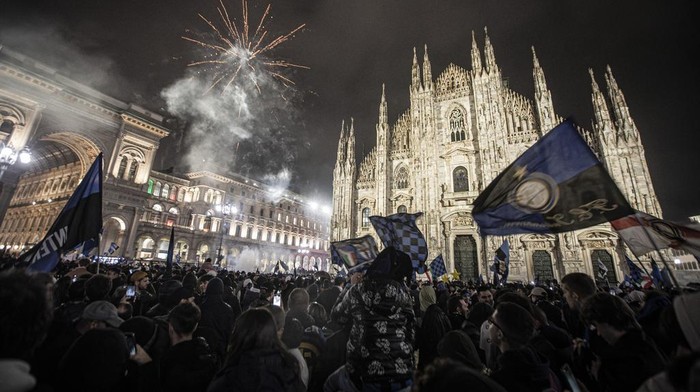 Ribuan Suporter Rayakan Inter Milan Juara di Alun-alun Milan Inter Milan fans celebrate after the team won the Serie A soccer match against AC Milan in Milan, Italy, Monday, April 22, 2024. (Marco Ottico/LaPresse via AP)
