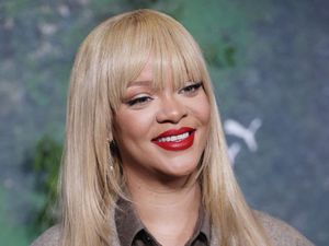 Video: Cuplikan Smurfette yang Dibintangi Rihanna di Film Smurfs Video: Cuplikan Smurfette yang Dibintangi Rihanna di Film Smurfs