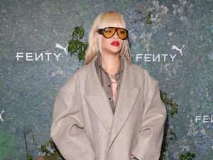 Viral Gaya Rihanna Pakai Kaus Kaki Seharga Rp 17 Juta