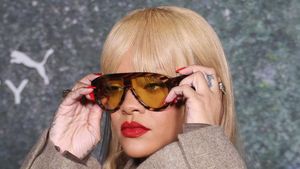 8 Foto Terbaru Rihanna Setelah Jadi Ibu, Bikin Pangling dengan Rambut Pirang
