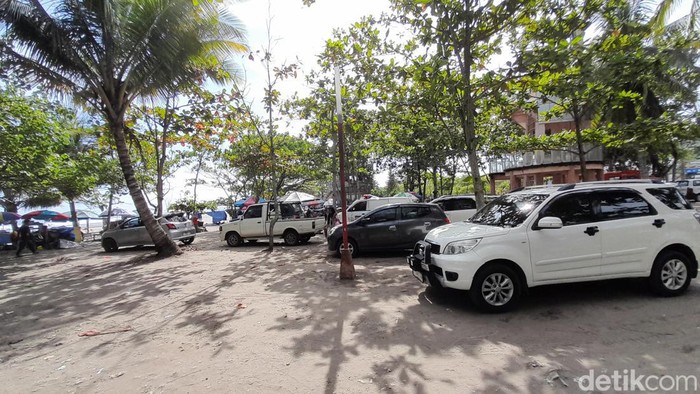 Salah satu lahan parkir yang tumplek ke pesisir pantai Pangandaran. Salah satu lahan parkir yang tumplek ke pesisir pantai Pangandaran.