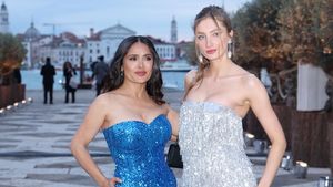 Adu Gaya Seksi Salma Hayek dan Anak Tiri Pakai Gaun Tanpa Tali Berkilauan