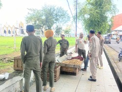 Satpol PP Selayar Tertibkan PKL Liar di Lapangan Pemuda Benteng