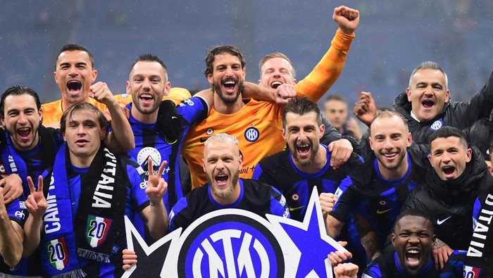 Soccer Football - Serie A - AC Milan v Inter Milan - San Siro, Milan, Italy - April 22, 2024 Inter Milans Federico Dimarco and teammates celebrate winning their twentieth Serie A title after the match REUTERS/Daniele Mascolo