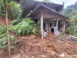 Rumah Warga di Tabanan Tertimbun Longsor