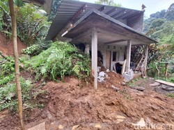 Rumah Warga di Tabanan Tertimbun Longsor