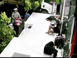 Maling Terekam CCTV Gondol Ponsel di SPBU Klaten