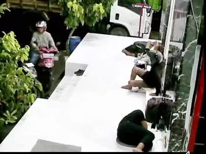 Maling Terekam CCTV Gondol Ponsel di SPBU Klaten Maling Terekam CCTV Gondol Ponsel di SPBU Klaten