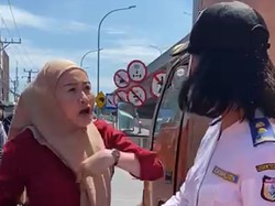 Awal Mula Wanita Makassar Ngamuk Mobil Digembok gegara Parkir Sembarangan