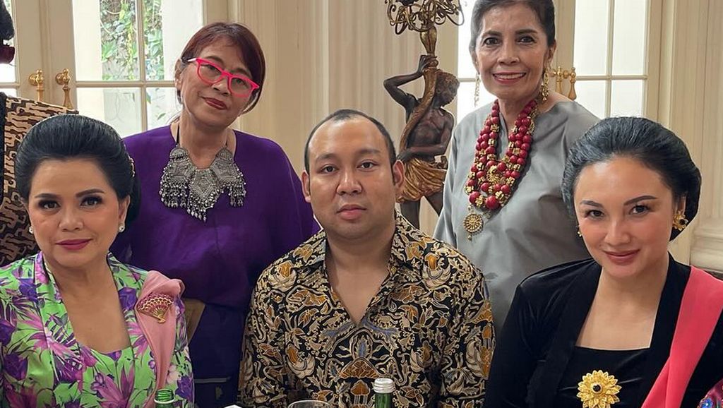 6 Foto Tata Cahyani Berkebaya, Curi Atensi Akrab Bareng Titiek Soeharto 6 Foto Tata Cahyani Berkebaya, Curi Atensi Akrab Bareng Titiek Soeharto