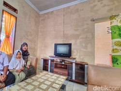 Senyum Tatang Kala Rumahnya yang Nyaris Roboh Kini Nyaman Ditempati