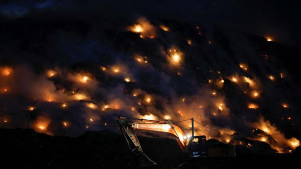 TPA Terbakar, New Delhi Tertutup Kabul Tebal
