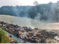 Polisi Tindak TPS Ilegal di Bantaran Sungai Cisadane Bogor