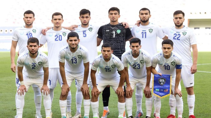 DOHA, QATAR - APRIL 17: Players of Uzbekistan line up for team photo during the AFC U23 Asian Cup Group D match between Uzbekistan and Malaysia at Khalifa International Stadium on April 17, 2024 in Doha, Qatar.  (Photo by Zhizhao Wu/Getty Images)