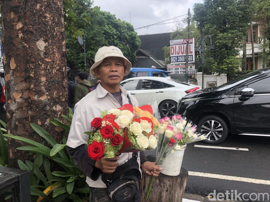 Cerita Wahyudi Penjual Bunga di Dago, Simpan Harapan Punya Warung