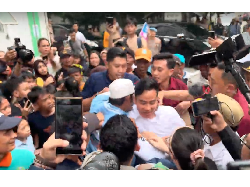 Momen Gibran Dipeluk Paksa Pria Berjaket saat Blusukan ke Muara Baru