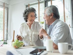 Ini Dia Jenis Asupan Gizi yang Wajib Dikonsumsi Para Lansia & Dewasa!