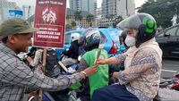 Aksi Bagikan Mawar Ajak Masyarakat Bersatu Usai Pilpres 2024