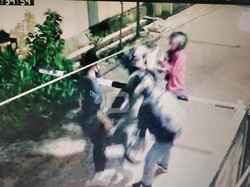 Polisi Depok Buru Maling Berpistol yang Santai Angkut 2 Motor Lewati Portal