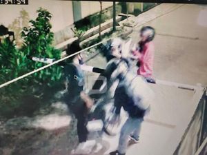 Polisi Depok Buru Maling Berpistol yang Santai Angkut 2 Motor Lewati Portal Polisi Depok Buru Maling Berpistol yang Santai Angkut 2 Motor Lewati Portal