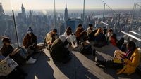 Asyiknya Membaca Buku Ditemani Sunrise dan Pemandangan Kota New York