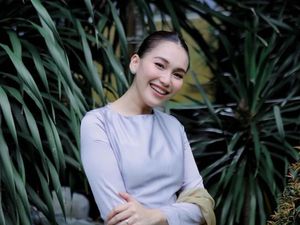 Mobil Baret Nyenggol Gang Sempit Jadi Cinderamata Tamu ke Rumah Ayu Ting Ting Mobil Baret Nyenggol Gang Sempit Jadi Cinderamata Tamu ke Rumah Ayu Ting Ting
