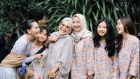 Gaya Kompak Ayu Ting Ting & Keluarga Calon Suami Berbaju Kurung, Curi Atensi