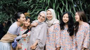Gaya Kompak Ayu Ting Ting & Keluarga Calon Suami Berbaju Kurung, Curi Atensi
