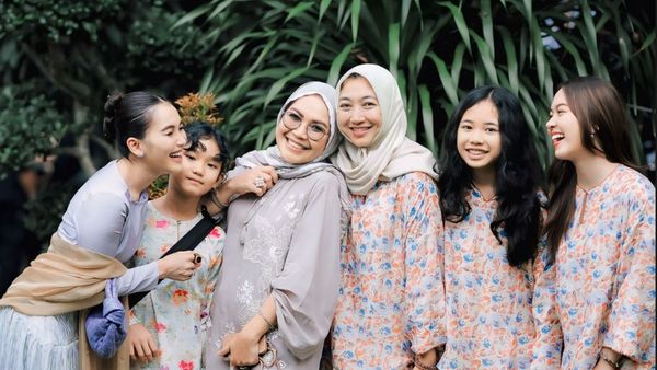 Gaya Kompak Ayu Ting Ting & Keluarga Calon Suami Berbaju Kurung, Curi Atensi