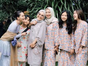 Gaya Kompak Ayu Ting Ting & Keluarga Calon Suami Berbaju Kurung, Curi Atensi