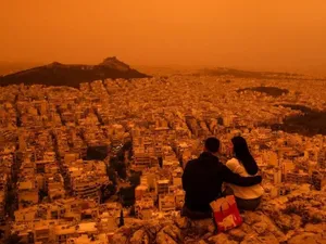 Seram! Langit Kota Athena di Yunani Mendadak Diselimuti Debu Oranye