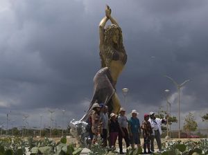 Patung Shakira Jadi Destinasi Wisata Populer di Kolombia Patung Shakira Jadi Destinasi Wisata Populer di Kolombia