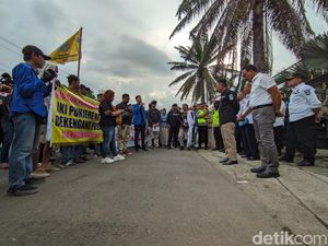 Aliansi Masyarakat Demo Tolak One Way di Ponorogo Aliansi Masyarakat Demo Tolak One Way di Ponorogo