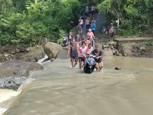 Dua Pemotor Terseret Arus Saat Melintas di Jalur Sungai Yeh Matan Tabanan Dua Pemotor Terseret Arus Saat Melintas di Jalur Sungai Yeh Matan Tabanan