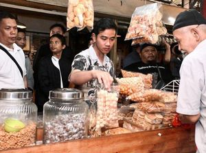 Momen Gibran Beli Jajanan hingga Blusukan ke Pasar Tradisional
