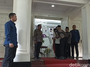 Tiba di Rumah Dinas Wapres, Gibran Cium Tangan Maruf Amin