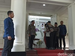 Gibran Cium Tangan Maruf Amin saat Sambangi Rumah Dinas Wapres