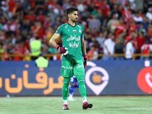 Kiper Iran Kena Sanksi gegara Peluk Fans Perempuan Kiper Iran Kena Sanksi gegara Peluk Fans Perempuan