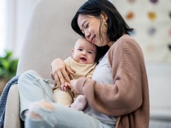 Bun, Begini Ya Cara Menyusui yang Benar agar Bayi Kenyang