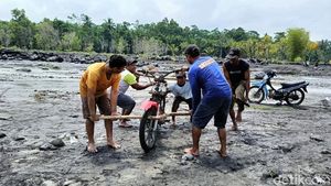 Jasa Panggul Motor Saat Jembatan di Lumajang Terputus