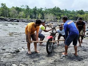 Jasa Panggul Motor Saat Jembatan di Lumajang Terputus Jasa Panggul Motor Saat Jembatan di Lumajang Terputus