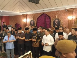 Jokowi Ikut Salatkan Jenazah Mooryati Soedibyo di Rumah Duka