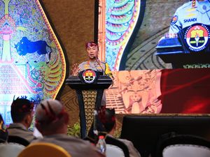 Kadiv Humas Beri Penghargaan ke 7 Polisi dengan Sertifikasi Kompetensi Terbaik