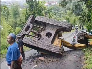 Ekskavator Jatuh dari Truk di Jalur Wisata Prigen Pasuruan Sempat Hambat Lalin Ekskavator Jatuh dari Truk di Jalur Wisata Prigen Pasuruan Sempat Hambat Lalin
