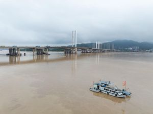 Kondisi Jembatan di Guangdong China Usai Ditabrak Kapal Kondisi Jembatan di Guangdong China Usai Ditabrak Kapal